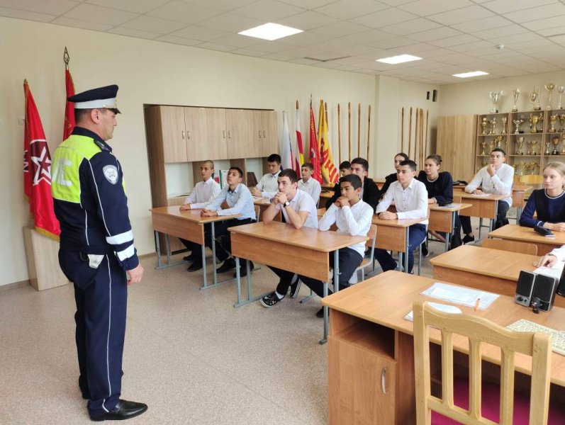 Полицейские Ардонского района провели встречу со старшеклассниками школы №1 города Ардона