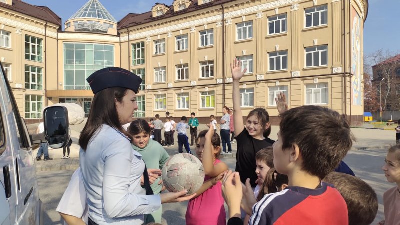 В школе №4 города Ардон побывал агитационный автобус ГИБДД