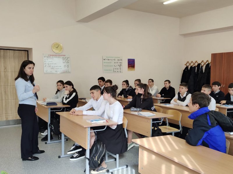 Сотрудники Госавтоинспекции Ардонского района проводят беседы со старшеклассниками в школах