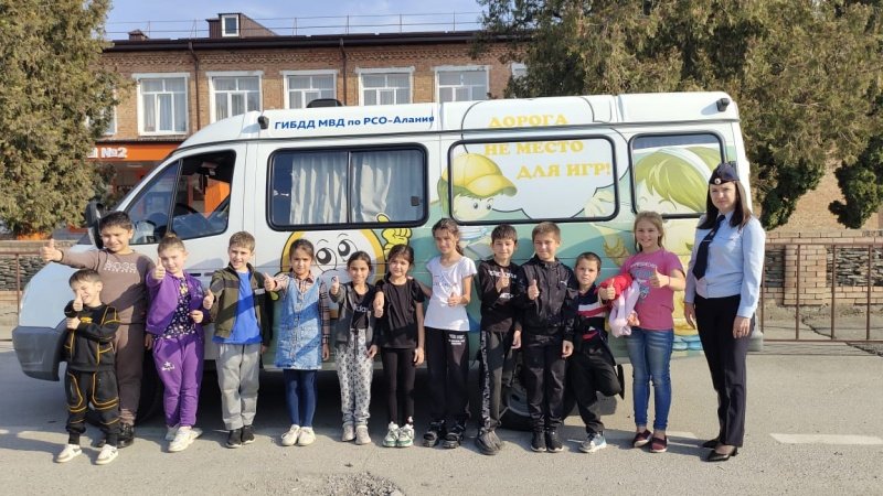 Агитационный автобус ГИБДД побывал в школе №2 города Ардона