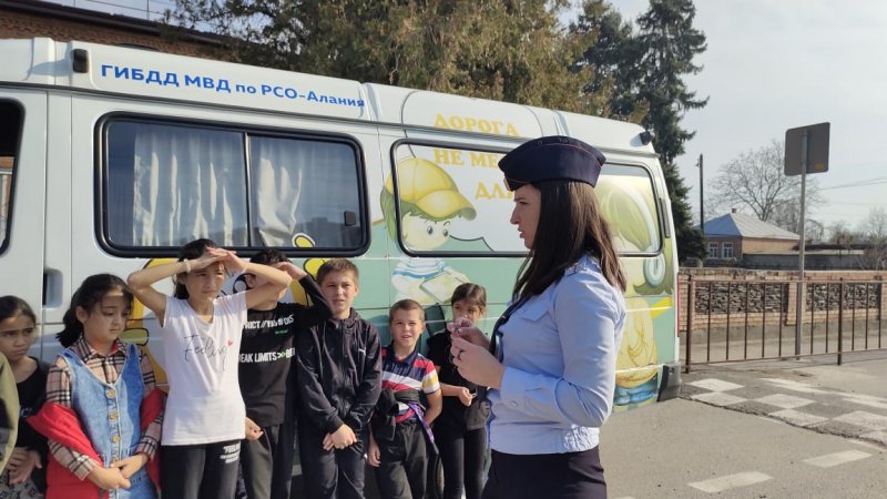 Агитационный автобус ГИБДД побывал в школе №2 города Ардона