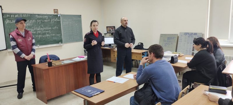 Сотрудники Госавтоинспекции Ардонского района провели беседы на родительском собрании в Северо-Кавказском аграрно-технологическом колледже
