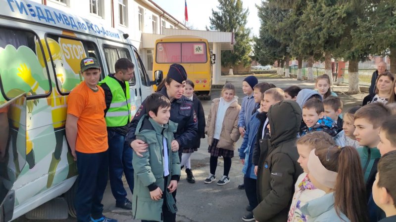 Агитационный автобус ГИБДД побывал в селении Мичурино Северной Осетии